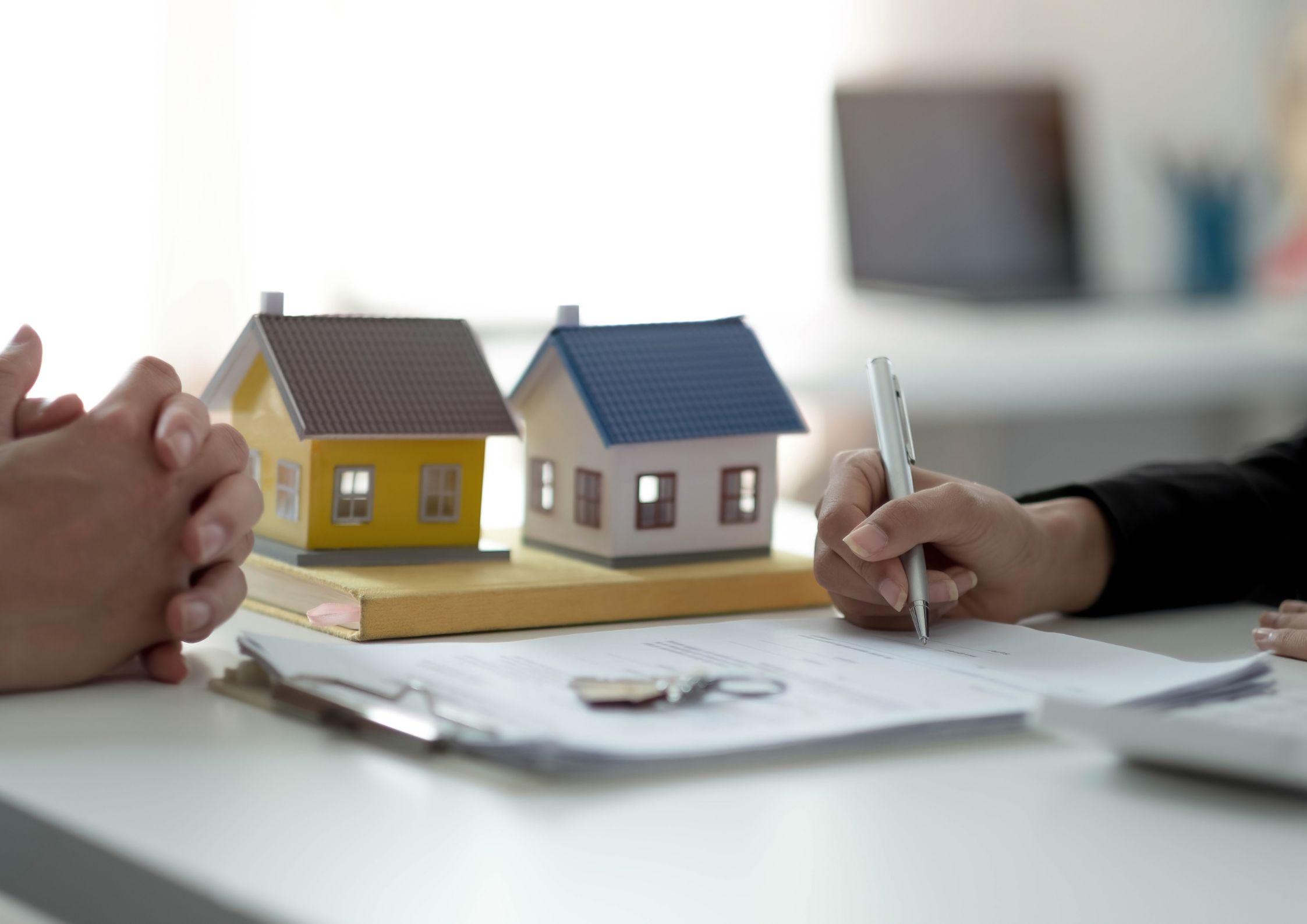 اهمیت وجود وکیل ثبت اسناد و املاک در معاملات ملک