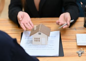 اهمیت وجود وکیل ثبت اسناد و املاک در معاملات ملک